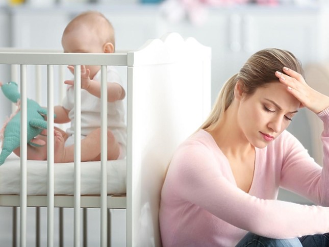 Chăm sóc con nhỏ cùng ngàn lẻ một nghĩa vụ khác khiến người đẹp kiệt sức và không có thời gian gần gũi vợ chồng.