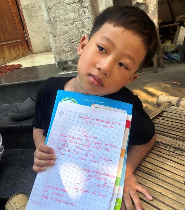 Sau khi nhận giấy khen 'nhà làm', cậu con trai đã vui trở lại
