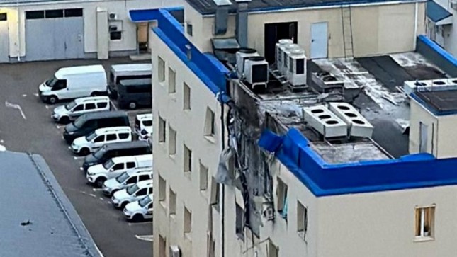 Mặt tiền tòa nhà văn phòng bị hư hại sau vụ tấn công. Ảnh: RT