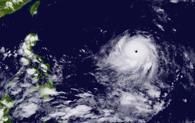 Cơn bão Mawar đã tăng cường sức mạnh lên cấp độ 5 ở Đại Tây Dương trong khi di chuyển về phía Philippines. Ảnh: Twitter