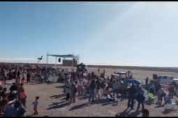Video: Máy bay ”cày” cánh xuống mặt đất, văng mảnh vỡ về phía khán giả