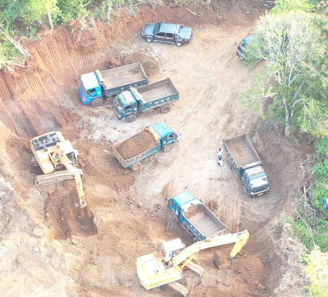 Các phương tiện thay nhau đào múc, chở đất đi đổ để thi công đường tránh Đông TP.Buôn Ma Thuột, Đắk Lắk