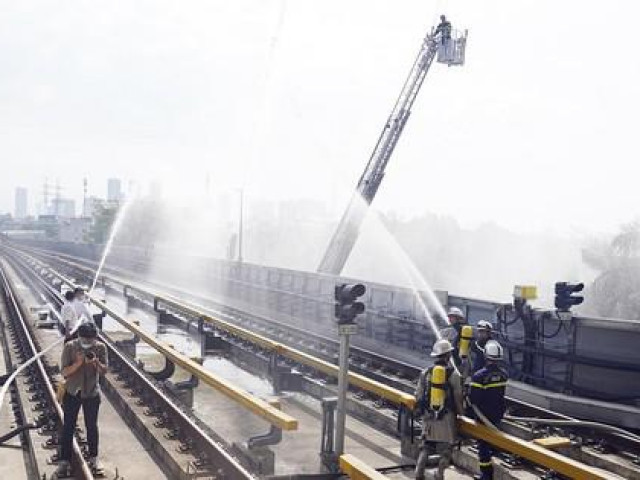 200 trăm cảnh sát diễn tập chữa cháy lớn trên tuyến tàu điện trên cao