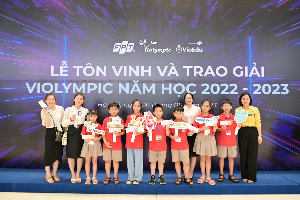 Các em học sinh có mặt từ sớm để tham gia Lễ tôn vinh và trao giải chương trình Violympic 2023