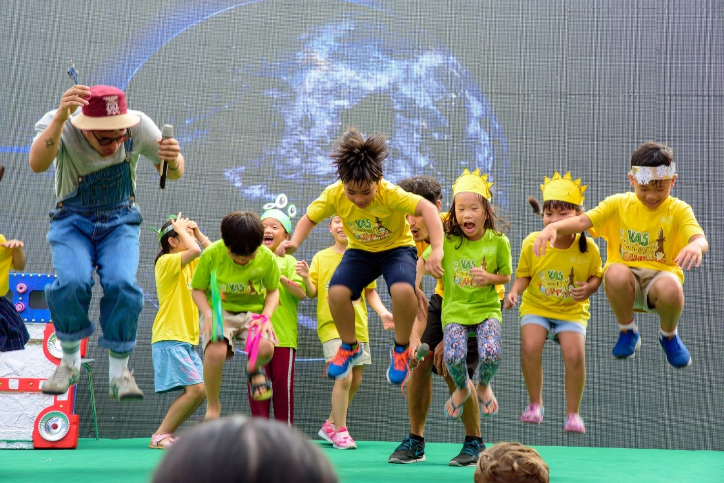 Học sinh Trại hè VAS được tham gia nhiều môn thể thao và vận động ngoài trời giúp tăng cường thể lực, sự khéo léo và dẻo dai.