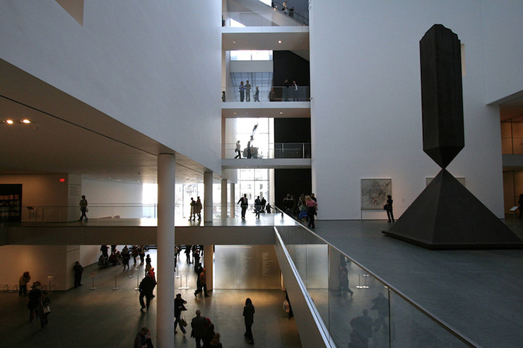 Bảo tàng Nghệ thuật Hiện đại (MoMA), nằm ở Midtown Manhattan, thành phố New York là bảo tàng nghệ thuật hiện đại có ảnh hưởng nhất trên thế giới. Nó chứa bộ sưu tập kiệt tác hiện đại hay nhất trên toàn thế giới bao gồm "Hoa loa kèn nước" của Monet, "Les Demoiselles d'Avignon" của Picasso và "Đêm đầy sao" của Van Gogh.
