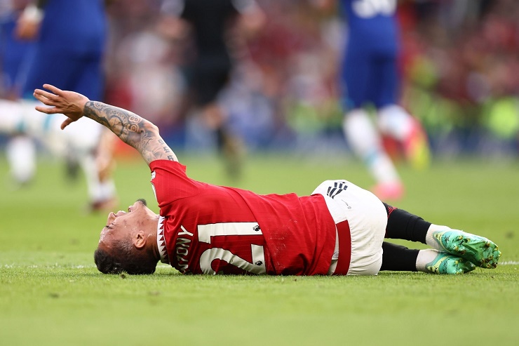 Antony đau đớn trước khi&nbsp;rời sân bằng cáng trong trận MU thắng Chelsea