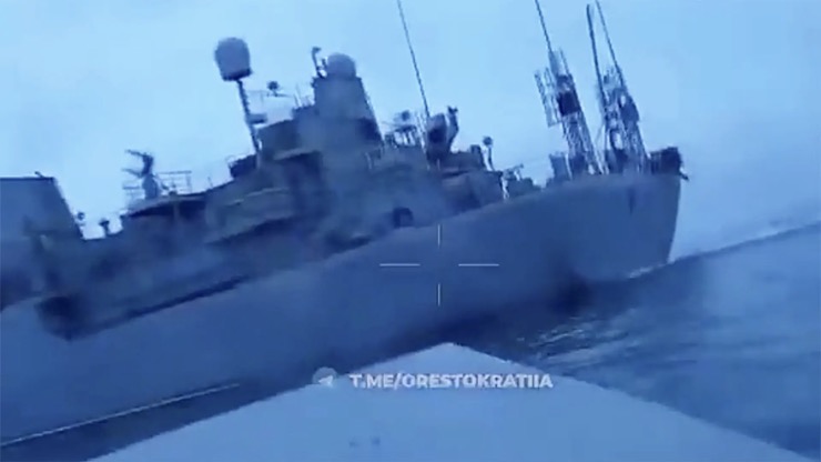 Khoảnh khắc xuồng không người lái tự sát Ukraine áp sát tàu&nbsp;Nga ở Biển Đen.