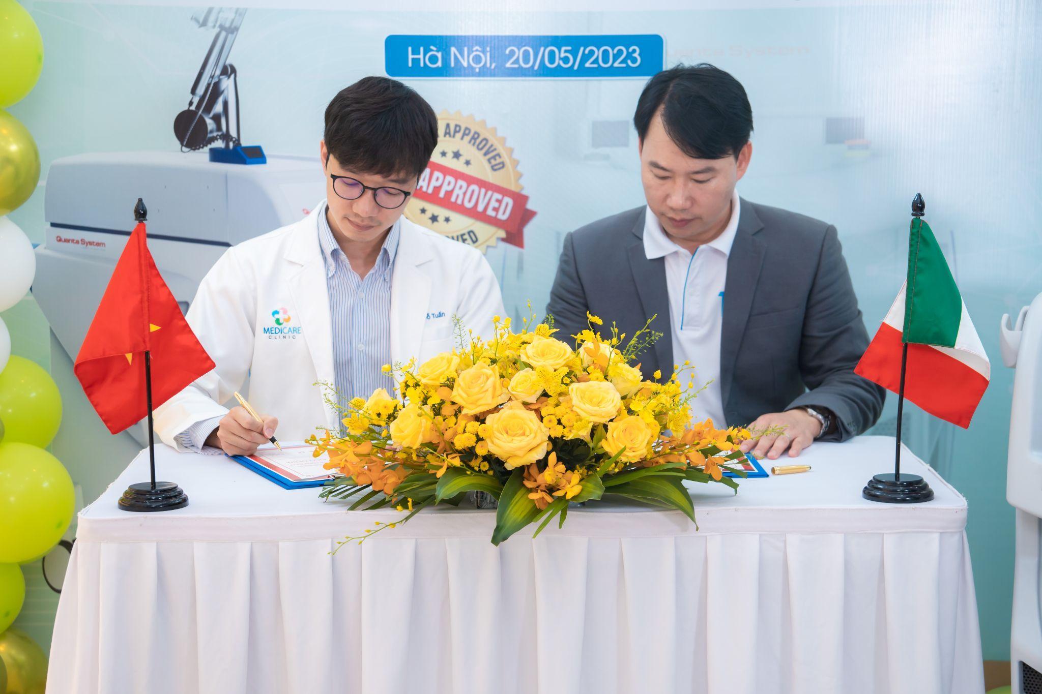 Ký kết chuyển giao giữa Tổng giám đốc Công ty TNHH TM DV Tranfa - ông Trần Minh Thành (phải) và Bác sĩ Đỗ Quốc Tuấn (trái) - Giám đốc Medicare Clinic