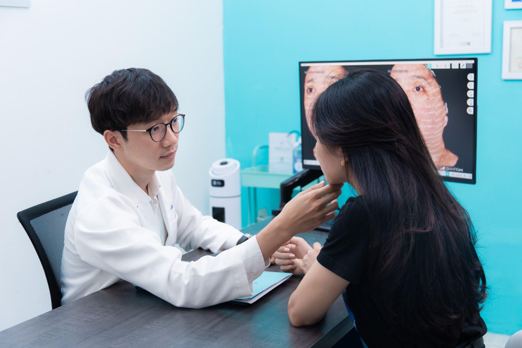 Bác sĩ Đỗ Quốc Tuấn thăm khám da cho khách hàng