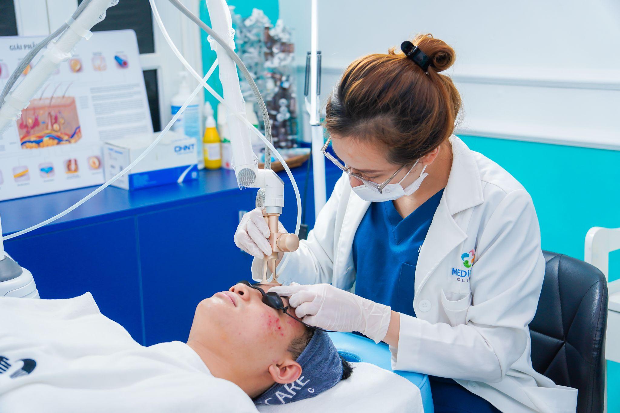 Khách hàng tại Medicare Clinic trải nghiệm công nghệ Laser Discovery Pico