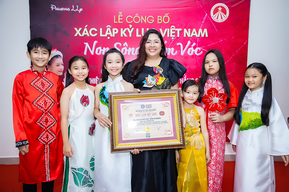 Nhà thiết kế Phương Hồ nhận bằng xác lập Kỷ lục Việt Nam