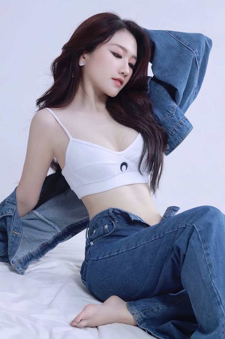 MC &#34;quốc dân&#34; làng eSports Việt tung bộ ảnh cực &#34;nóng&#34; - 4