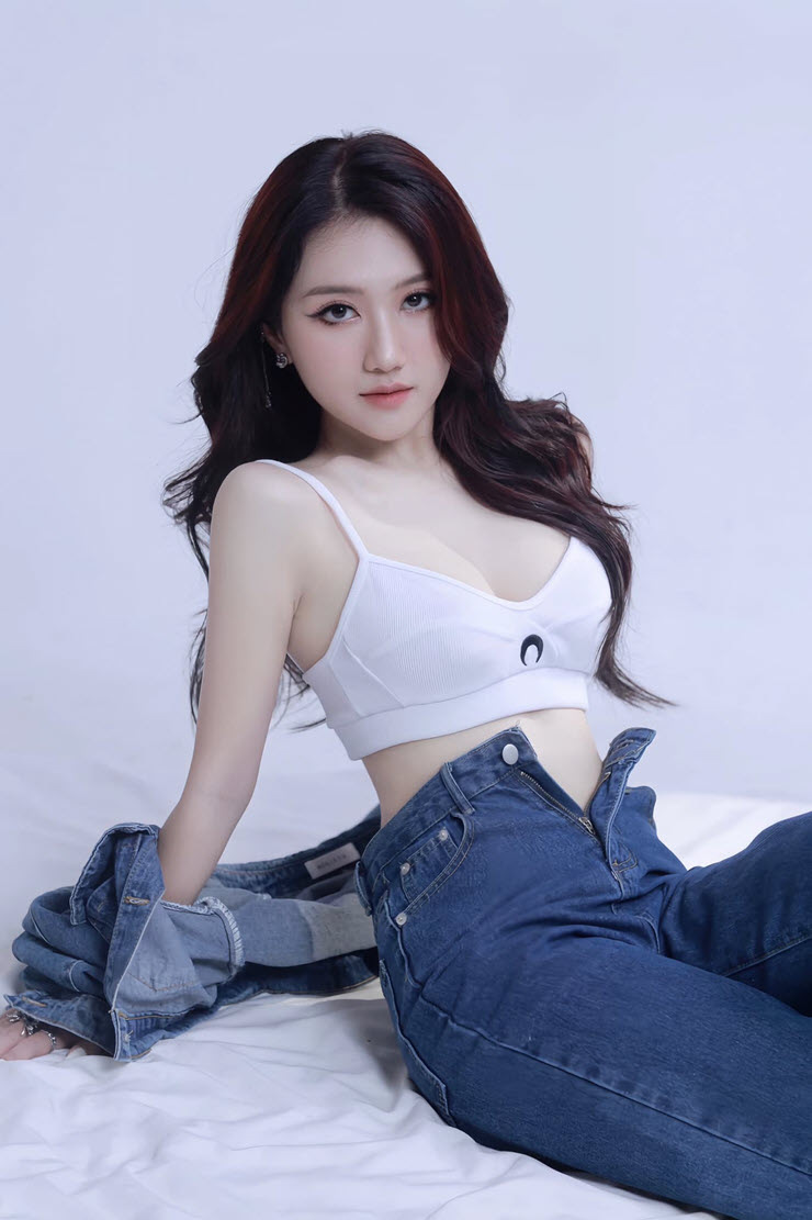 MC &#34;quốc dân&#34; làng eSports Việt tung bộ ảnh cực &#34;nóng&#34; - 7