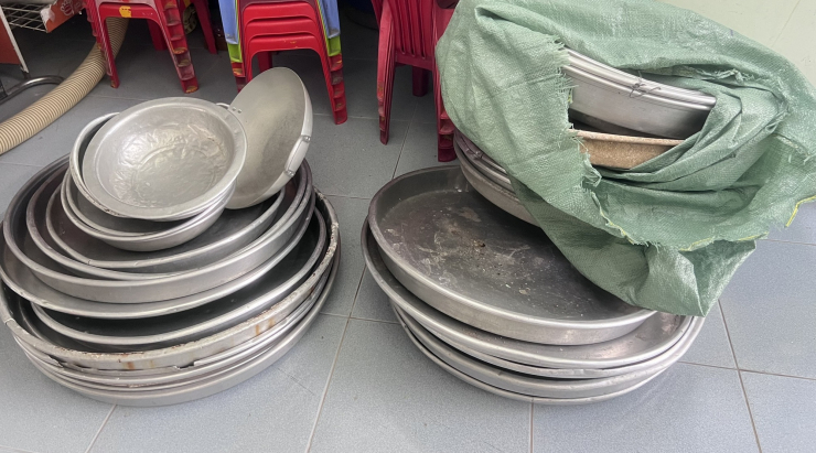 Nguyễn Văn Đô (áo trắng) và Nguyễn Văn Lực cùng tang vật của vụ trộm "kỳ lạ"