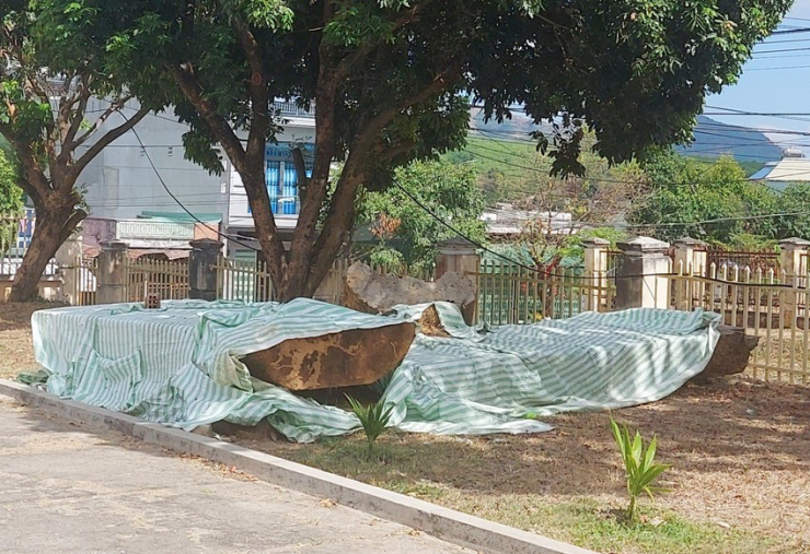 Số gỗ đang được tạm giữ tại Công an huyện Sa Thầy. Ảnh: NN