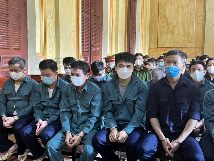 Hoàng Duy Tiến (bìa phải) lãnh 13 năm tù về tội buôn lậu. Ảnh: HỮU ĐĂNG