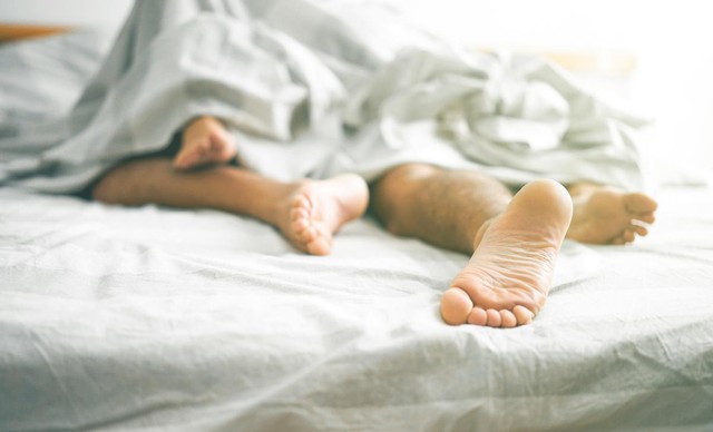 Nếu là người không (hoặc rất ít) kinh nghiệm tình trường trước khi kết hôn, bạn có thể không có nhiều thứ để so sánh với người hiện tại. Ảnh: shutterstock
