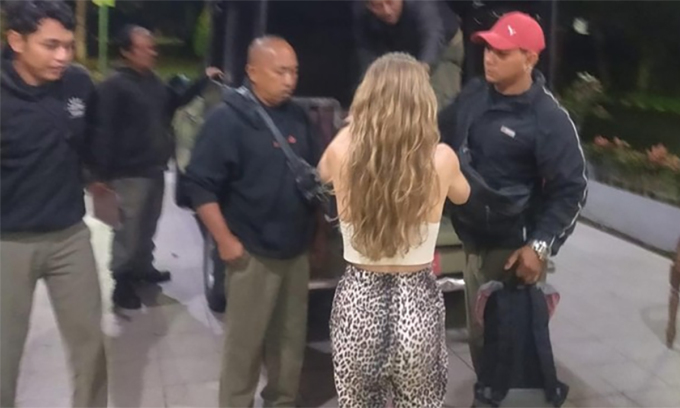 Cảnh sát đảo Bali bắt nữ du khách Đức Darja Tuschinski. Ảnh: CNN Indonesia