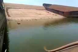 Thế giới - Điện thoại rơi xuống hồ, người đàn ông "hô biến" 2 triệu lít nước