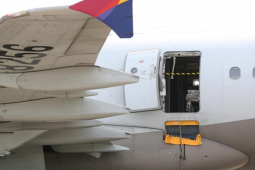 Thế giới - Hàn Quốc: Hé lộ nguyên nhân máy bay chở gần 200 người bị mở tung cửa giữa trời