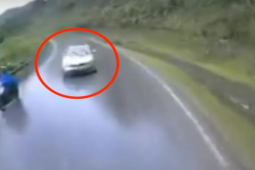 Tin tức trong ngày - Clip: Phóng ô tô lao đầu vào xe container, tài xế "trả giá đắt"