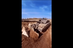 Thế giới - VIDEO: Xe tăng Challenger 2 của Ukraine dọn 'răng rồng'