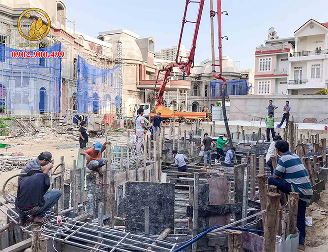 Đội ngũ kỹ sư chuyên môn cao và thợ thi công lành nghề của Hoàng Kim Landscape đang thi công bể cá Koi ở Vũng Tàu Palace