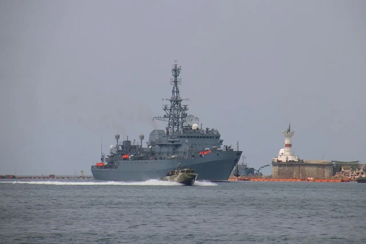Tàu trinh sát Ivan Khurs của Nga quay về cảng ở bán đảo Crimea.
