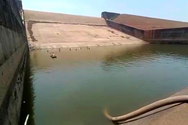 Vishwas đã thuê máy bơm công suất lớn để rút nước từ hồ chứa.