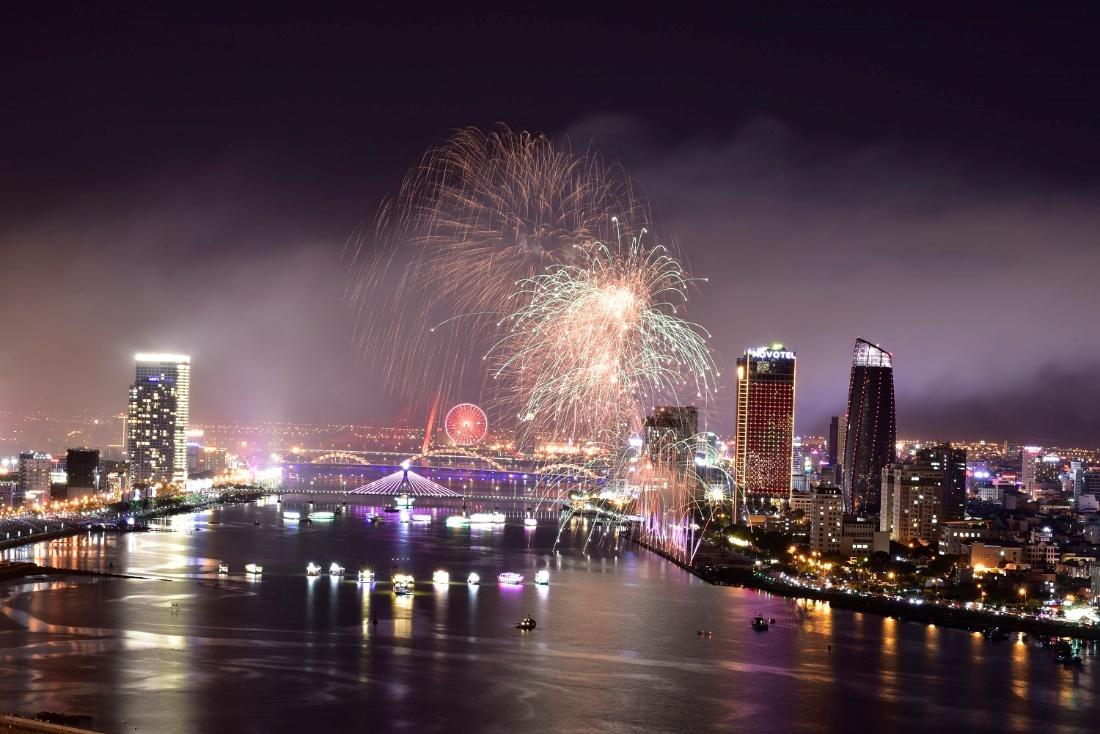 Thành phố Đà Nẵng rực rỡ sắc màu về đêm