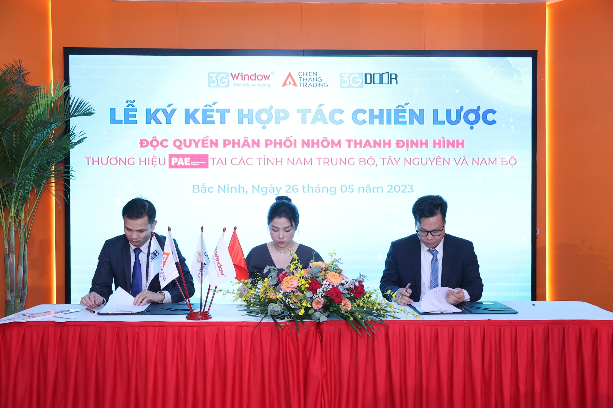 Đại diện Công Ty TNHH Chiến Thắng Trading Việt Nam, Công Ty Cổ Phần Cửa Nhôm 3GDoor Việt Nam và Công Ty Cổ Phần 3GWindow tại lễ ký kết hợp tác chiến lược độc quyền phân phối nhôm thanh định hình thương hiệu PAE tại các tỉnh Nam Trung Bộ, Tây Nguyên và Nam Bộ