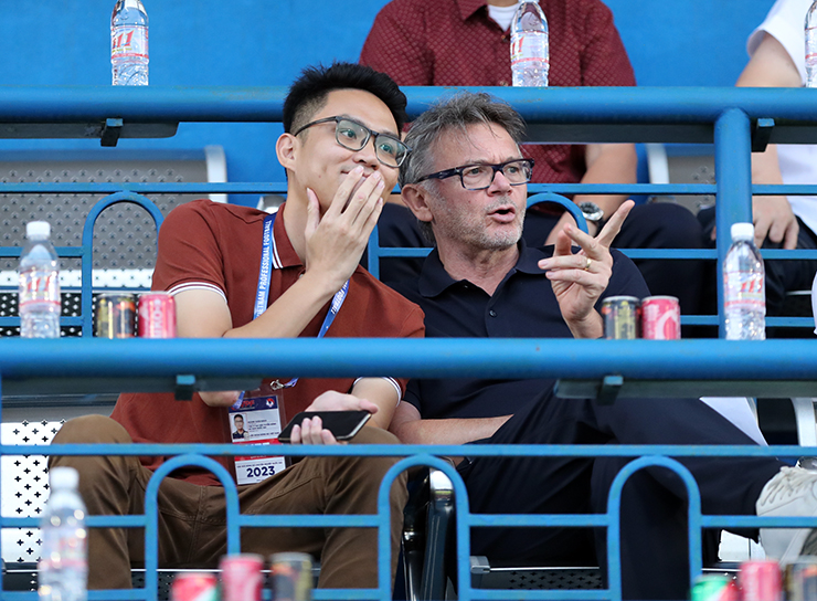 Chiều ngày 27/5, HLV Philippe Troussier cùng một số trợ lý có mặt trên khán đài sân Gò Đậu để dự khán trận đấu giữa Bình Dương và Hà Nội thuộc vòng 9 V-League 2023.