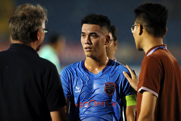 HLV Troussier chúc mừng Tiến Linh với bàn thắng đầu tiên tại V-League 2023.
