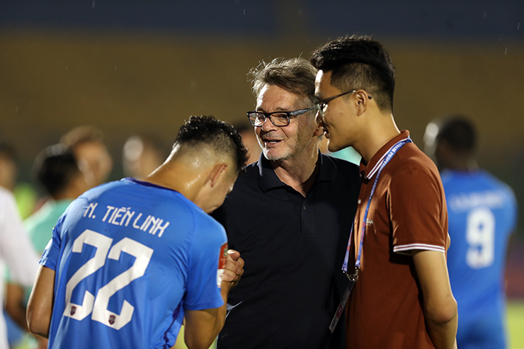 Ông Troussier vui ra mặt khi Tiến Linh đã "thông nòng" ở V-League 2023 và hy vọng cậu học trò có được phong độ tốt trước đợt tập trung ĐT Việt Nam vào tháng 6 tới.&nbsp;