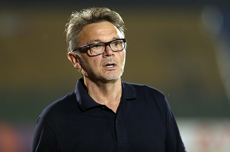 Tiếp đến, HLV Philippe Troussier tìm sang khu kỹ thuật của CLB Hà Nội để tìm gặp một số học trò khác.
