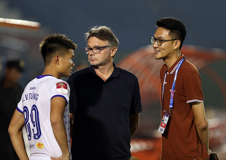 HLV trưởng ĐT Việt Nam và U22 Việt Nam cũng chúc mừng Văn Tùng với bàn gỡ hoà 1-1 cho đội khách.