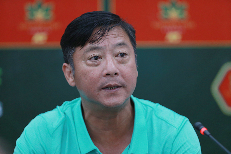 HLV Lê Huỳnh Đức trả lời họp báo sau trận đấu giữa Bình Dương và Hà Nội.