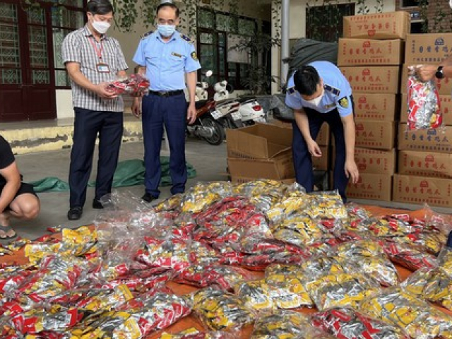 Thị trường - Tiêu dùng - Xử phạt 70 triệu đồng, buộc tiêu hủy hơn 23 nghìn chân gà đã tẩm ướp nhập lậu