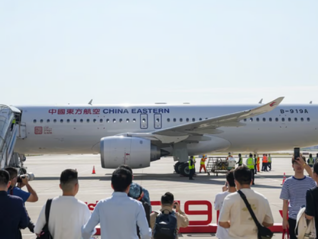 Thế giới - Máy bay Trung Quốc tự chế tạo hoàn thành chuyến bay thương mại đầu tiên