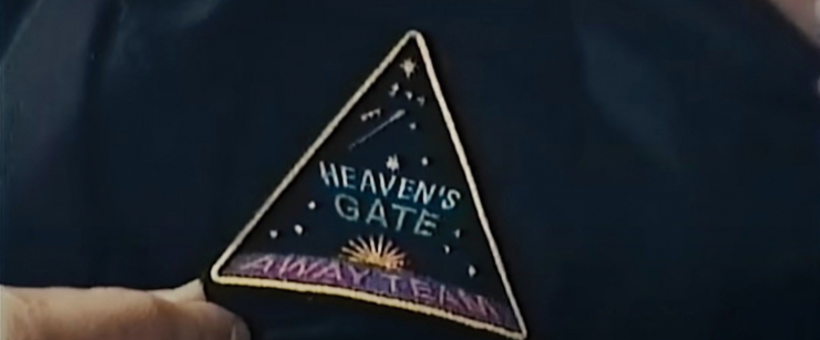 Miếng logo ở tay áo với dòng chữ "Heaven's Gate Away Team" ở tay áo các nạn nhân. Ảnh: Daily Mail