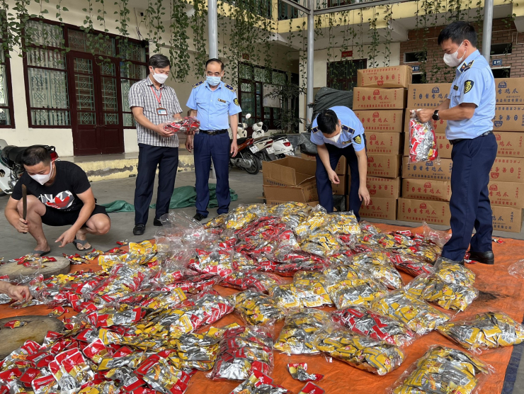 Lực lượng chức năng kiểm tra số chân gà tẩm ướp gia vị đóng gói nhập lậu