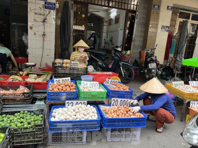 Chợ dân sinh tràn ngập trứng gà giá rẻ