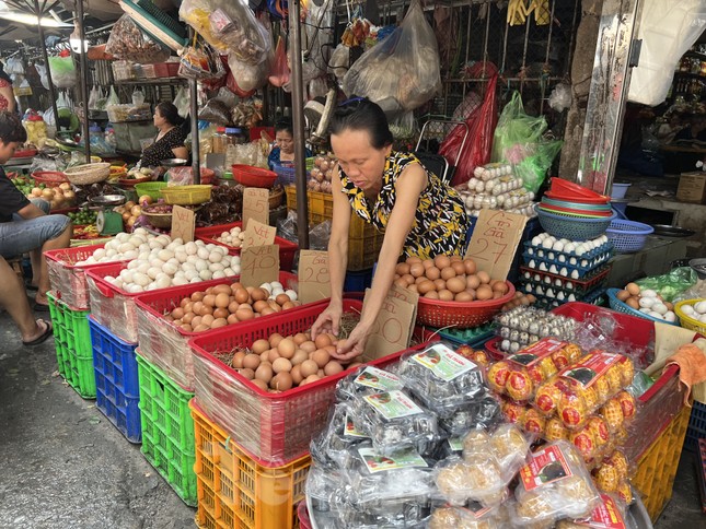 Trứng gà chỉ có giá từ 18.000-20.000 đồng/chục, rẻ bằng 2/3 năm ngoái.