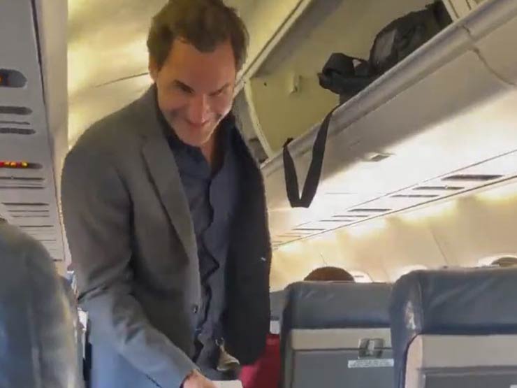 Federer bất ngờ xuất hiện trên một chuyến bay hạng phổ thông tới Nam Phi