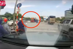 Tin tức trong ngày - Clip: Đi vào vùng điểm mù, chèn đầu xe "khủng", ô tô nhận ngay tai họa