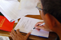 Bạn trẻ - Cuộc sống - 8 năm đi xuất khẩu lao động nuôi chồng và 2 con, ngày về ngỡ ngàng phát hiện sổ đỏ nhà 7 tỷ chỉ có tên chồng