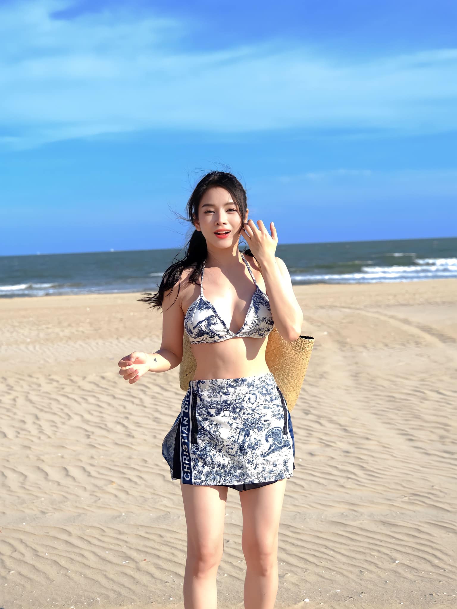 &#34;DJ đẹp nhất Đà Nẵng&#34; diện bikini 14 triệu đồng, khoe vóc dáng như búp bê trên biển - 2