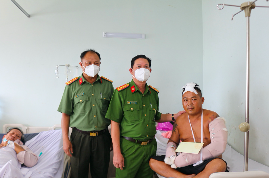 Công an tỉnh Kiên Giang thăm hỏi và tặng quà cho ông Phạm Hoài Ân đang nằm điều trị vết thương tại Trung tâm y tế huyện An Biên. Ảnh: Công an Kiên Giang.