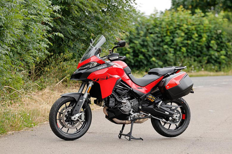 10.&nbsp;Ducati Multistrada V2 S mang động cơ Testastretta, dung tích 937cc, cho vận tốc tối đa 134 mph (215,65 km/h)&nbsp;Xe có hệ thống treo bán chủ động Skyhook EVO giúp cho việc vận hành xe ổn định ngay cả các cung đường hóc búa.&nbsp;